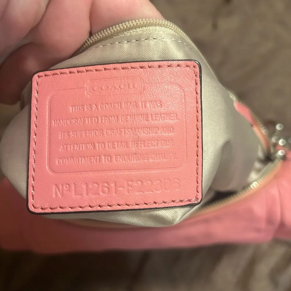 Coach  Pink Leather Shoulder Bag with Adjustable Strap - Image 4