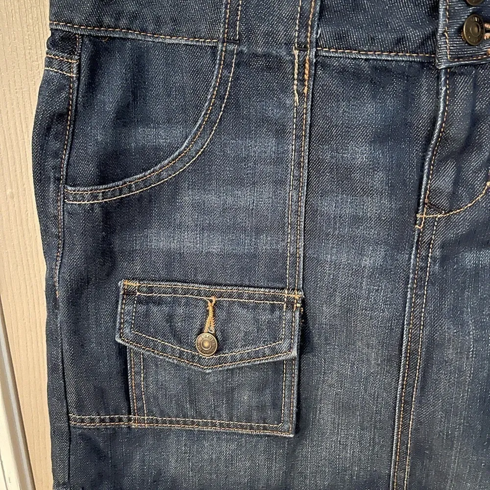 Old Navy medium wash blue Jean mini skirt with pockets - Image 2