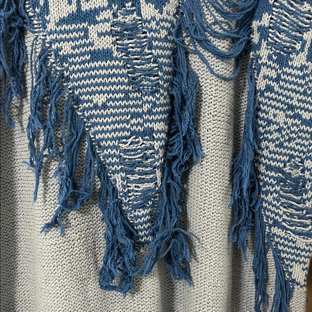 BCBG Blue Crewneck Pullover Style Distressed Sweater(Size. Medium) - Image 5