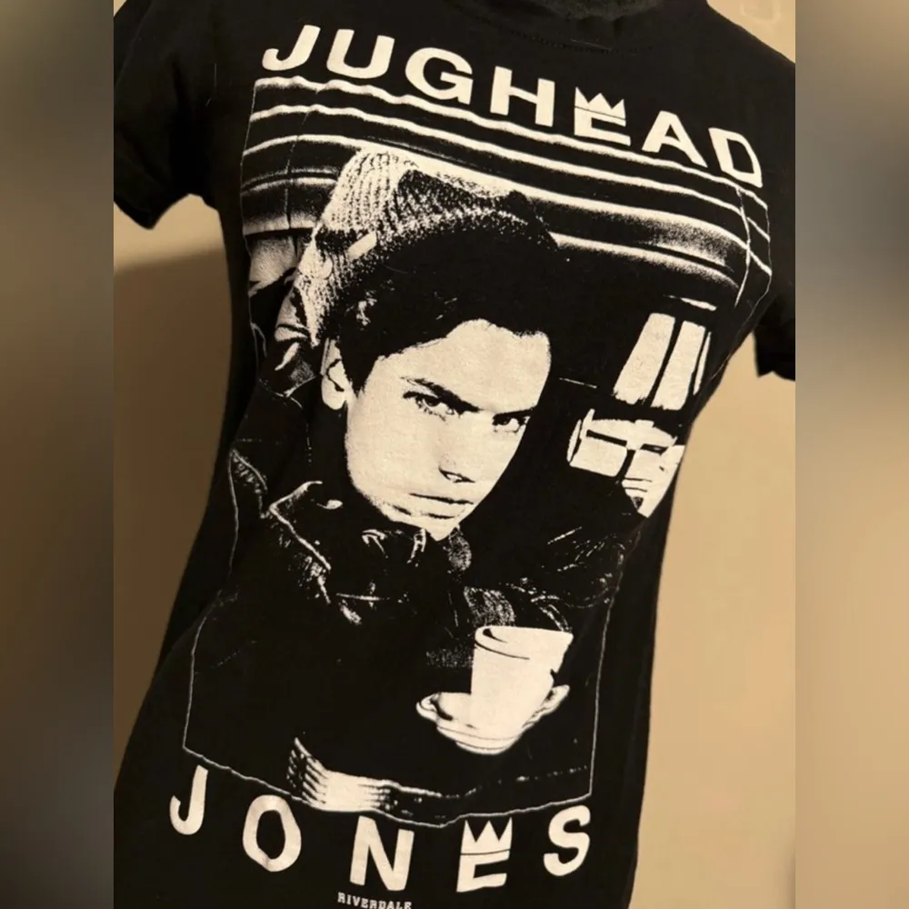 EUC Ripple Junction Riverdale Black & White Jughead Jones Graphic Tee size large - Image 2