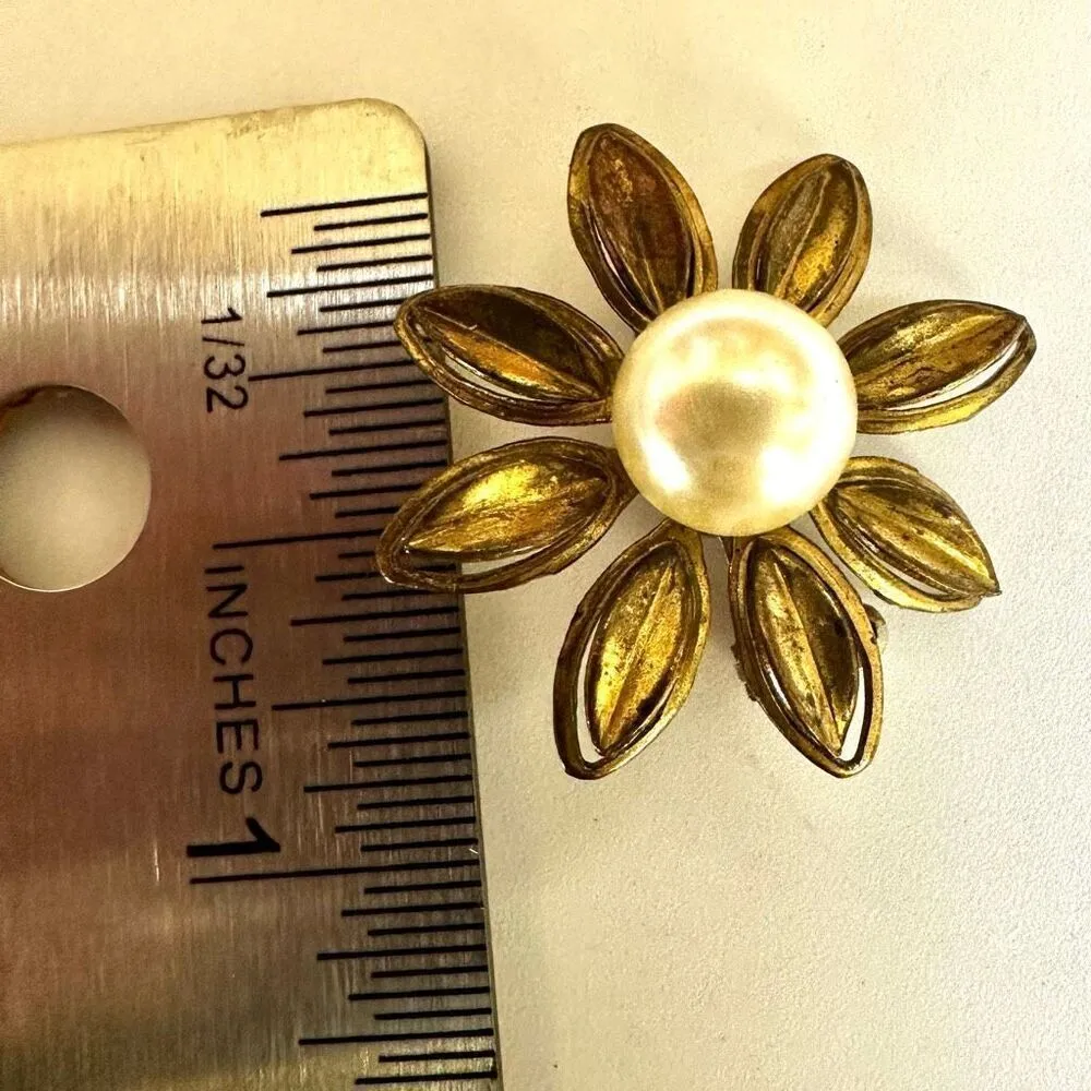 Vintage gold tone faux pearl flower brooch - Image 4