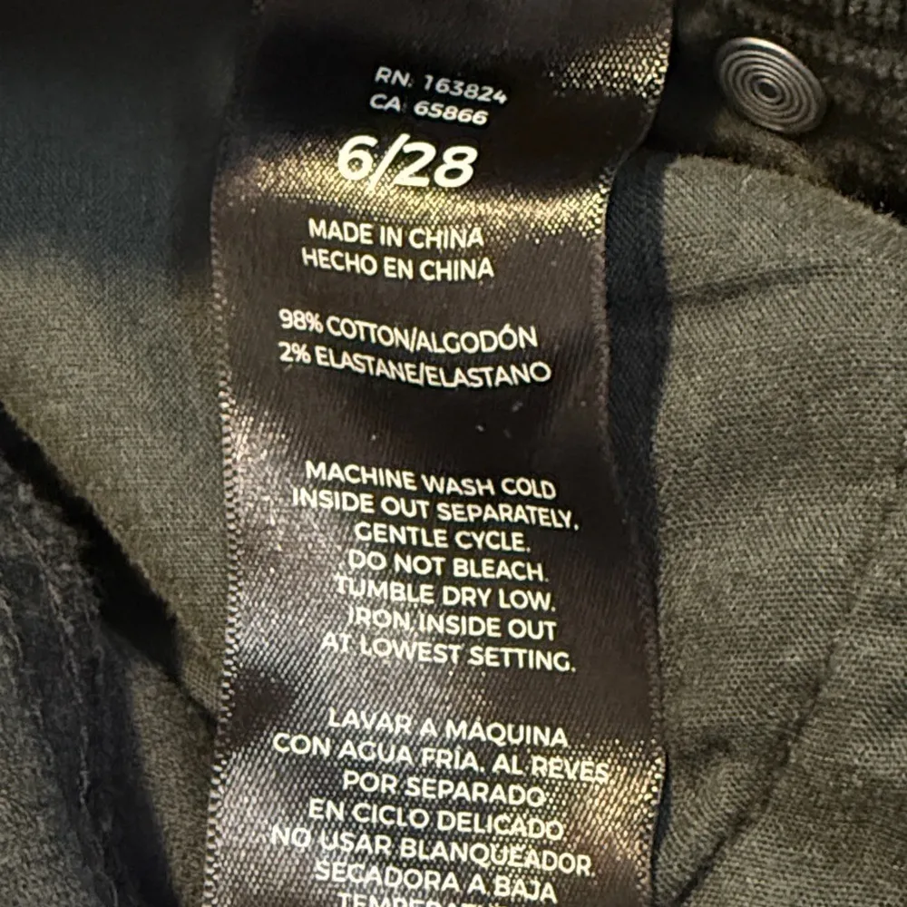 Well Worn dark green corduroy, skinny pants size 6 - Image 6