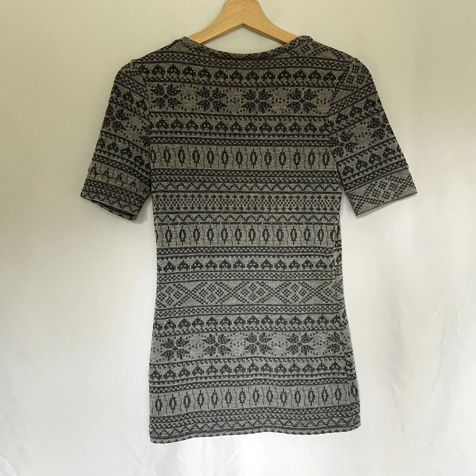 BKE gray geometric short sleeved knit shirt women's size M striped long top - Image 6