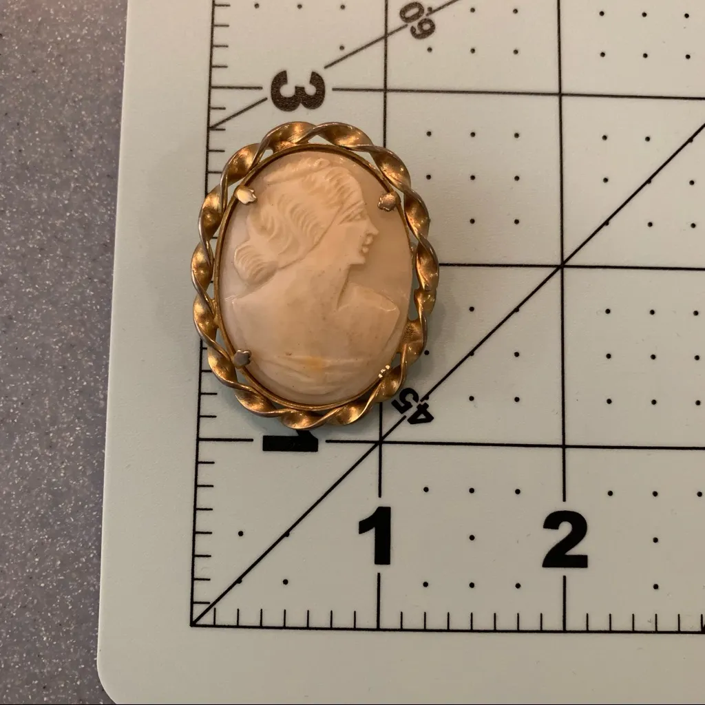 Vintage Cameo Brooch Carved Shell Gold Metal - Image 6