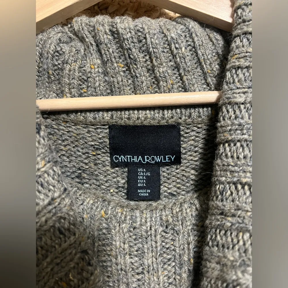 Women's Wool Blend Cowl
Neck Sweater w/ Side Zipper, Size L,Great - Image 4