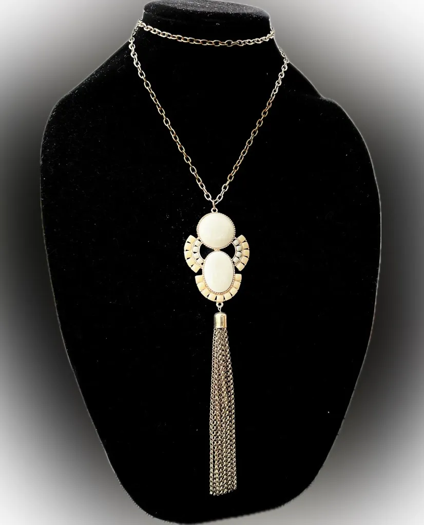 Gloria Vanderbilt Elegant beige cream pendant chain Necklace 38+2” - Image 1