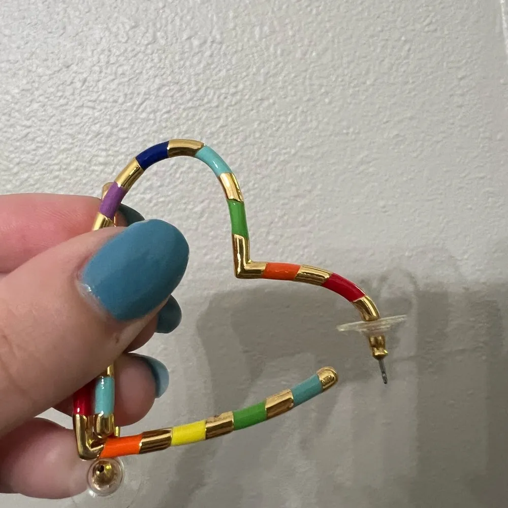 Bauble Bar Heart Earrings Hoop Rainbow Stripes Gold Tone Metal 2” - Image 4