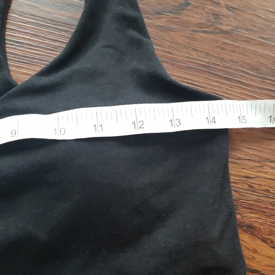 Vuori  Black Padded Tank Top Size Medium - Image 4