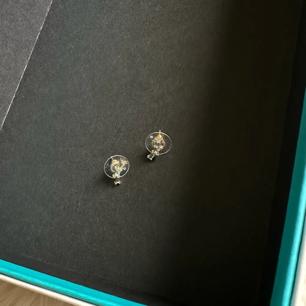 Express short ear crawler stud earrings - Image 2