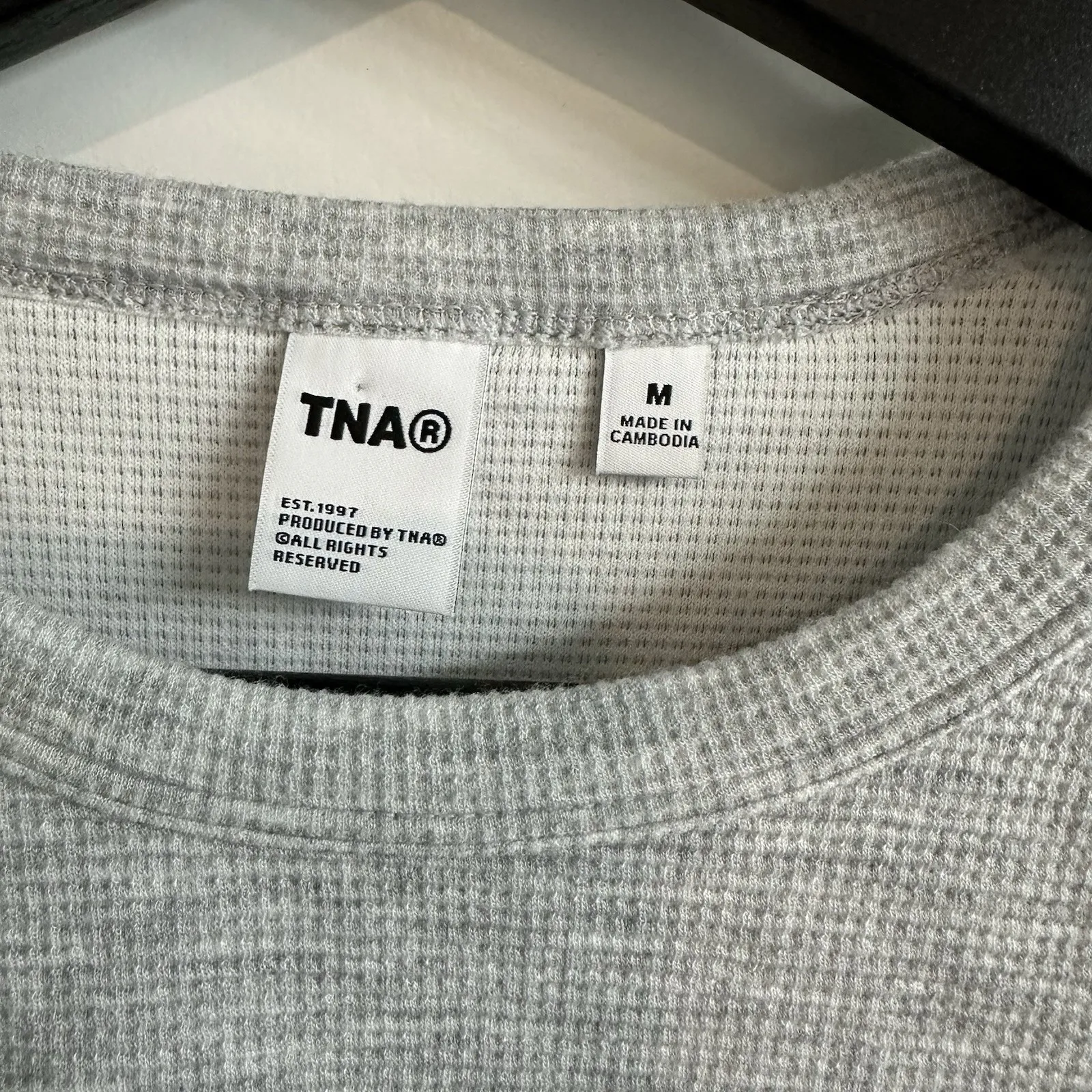 Aritzia TNA Gray Waffle Knit Long Sleeve Crop Top Medium Athleisure Cozy Minimal - Image 3