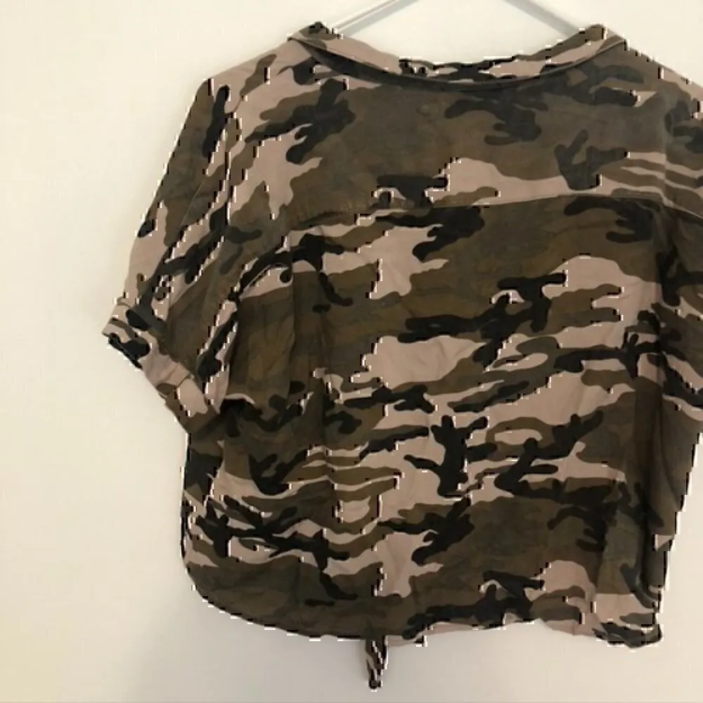 STORIA Brown Black Tan Camo Camouflage Short Sleeve Tie Button Down Crop Top M - Image 9