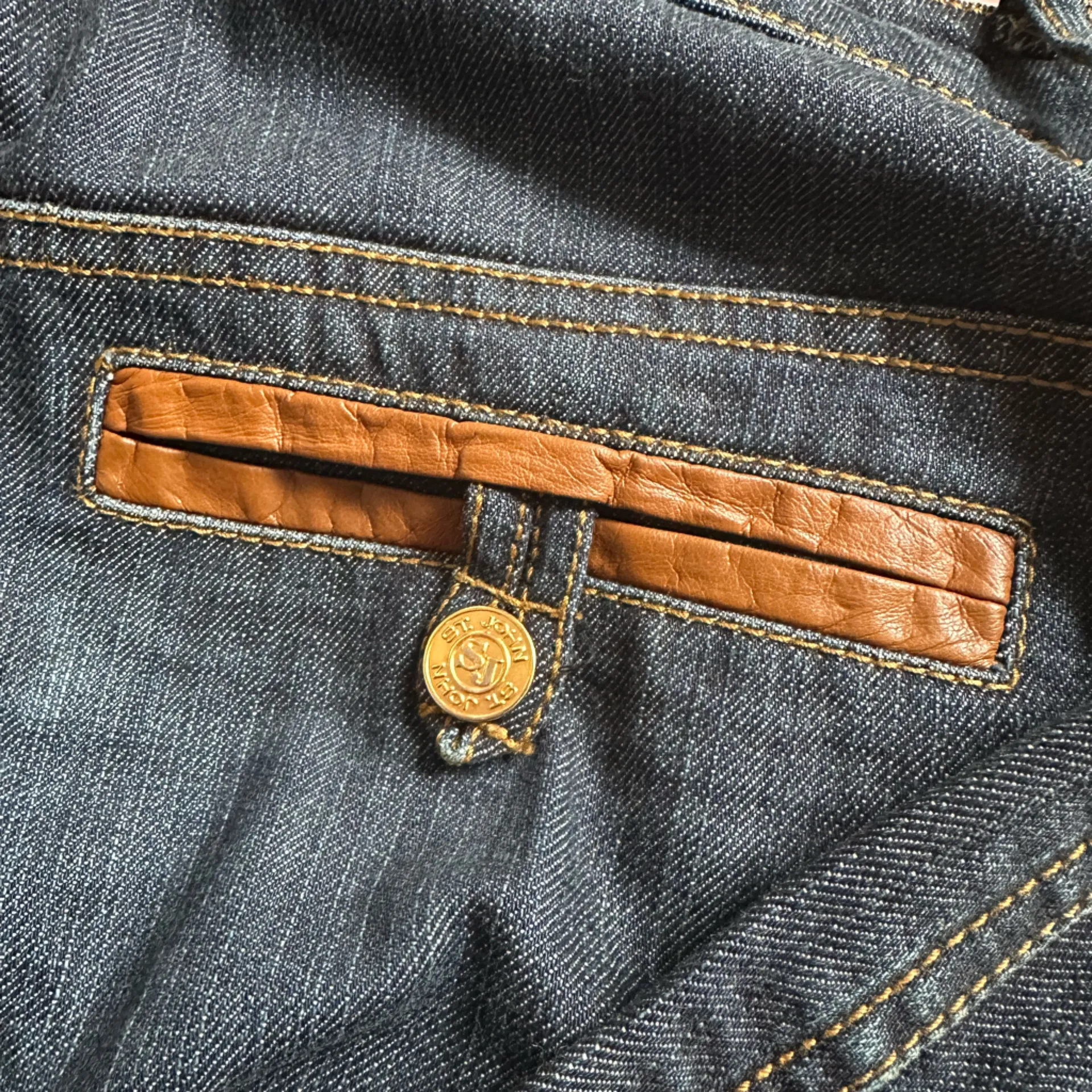 Vintage St John Sport Blue Denim Jeans Brown Leather Accents Buckle Gold Logo Size 8 - Image 7
