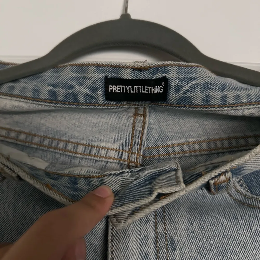 PrettyLittleThing Light Wash Jeans - Image 3