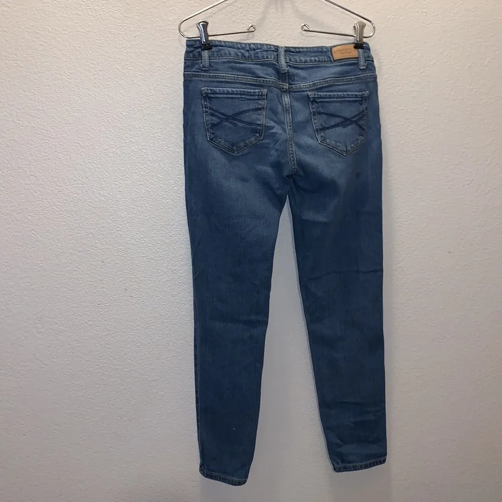 Aeropostale 2 short straight leg skinny jeans - Image 4