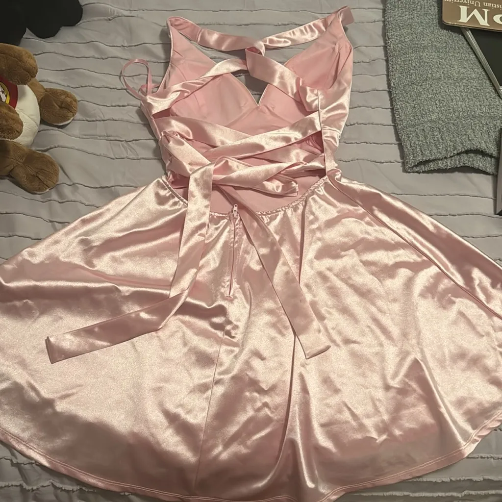 Short pink satin dress - Image 3