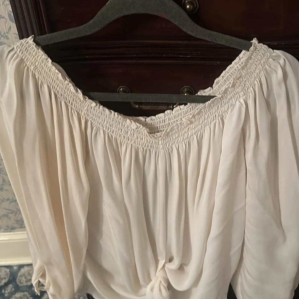 Nicole Miller Artelier $265 nwt silk Ivory Off-Shoulder Shirt tie or loose - Image 10