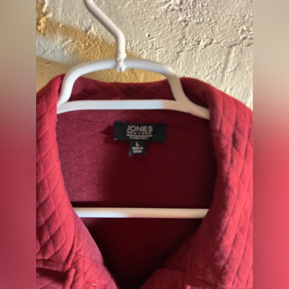 Jones NY burgundy Red Textured Button-Up Shirt/Shacket, quilted, casual, comfy - Image 2