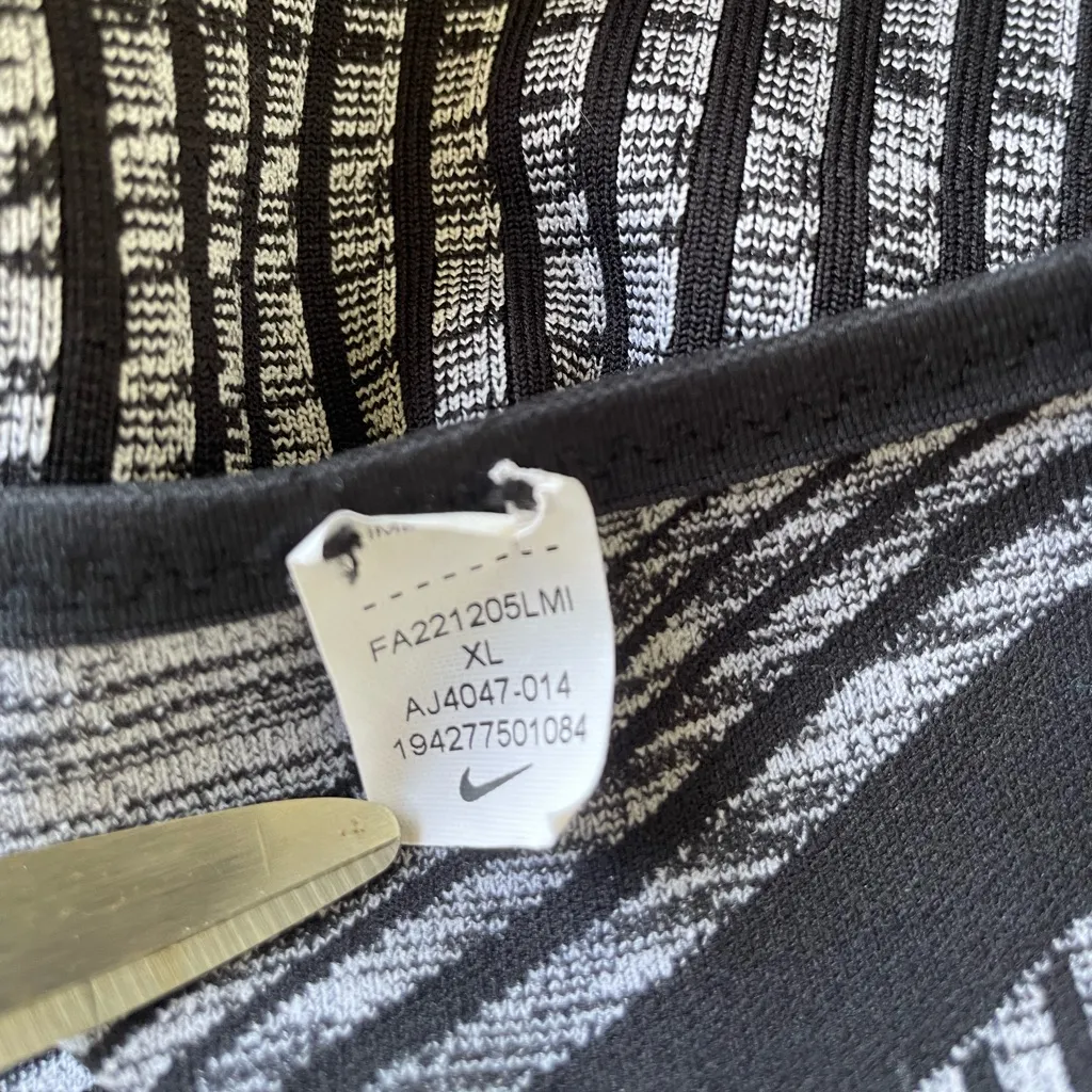 Nike Women's Black and White Patterned Sports Bra - Image 10