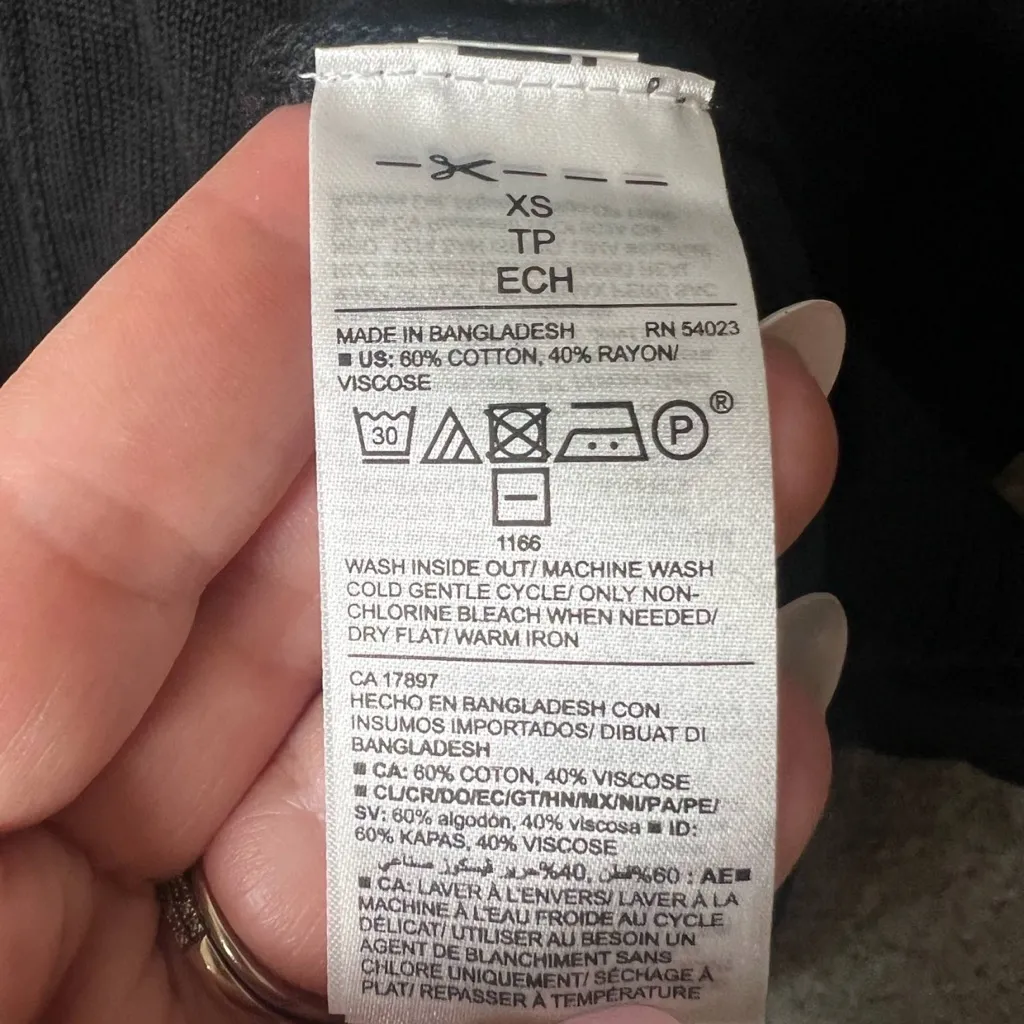 Old Navy Woman Size XS Black Long Sleeve‎ lightweight v neck knit sweater NWT - Image 3