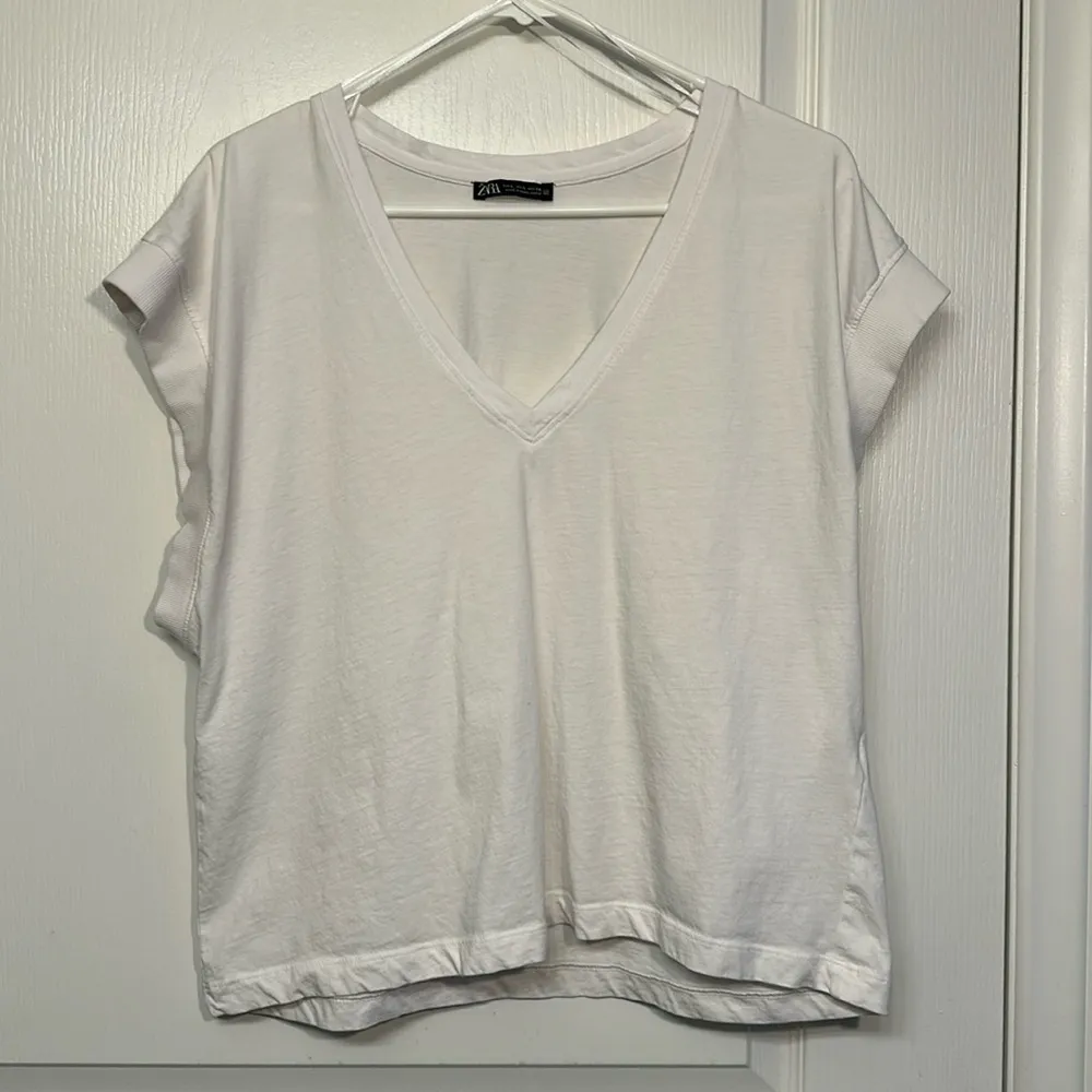 Zara Sleeveless White V-Neck Shirt Pullover Wide Open Sleeves Large EUC #7220 - Image 2