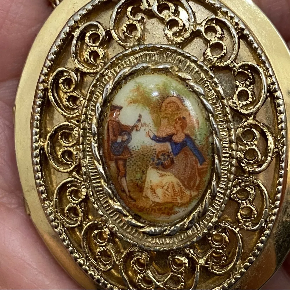 Vintage Victorian Locket Necklace - Image 9