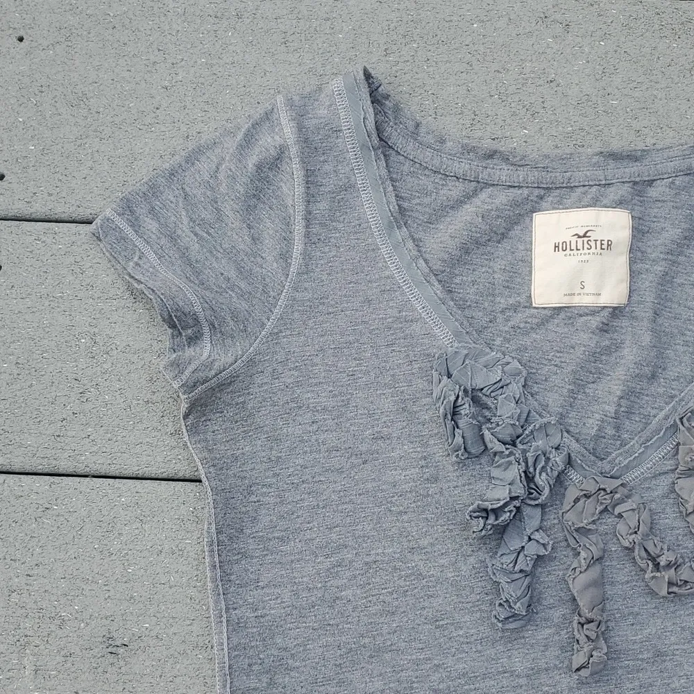 Hollister Y2K V-Neck Ruffle Short Sleeve Shirt - Image 3