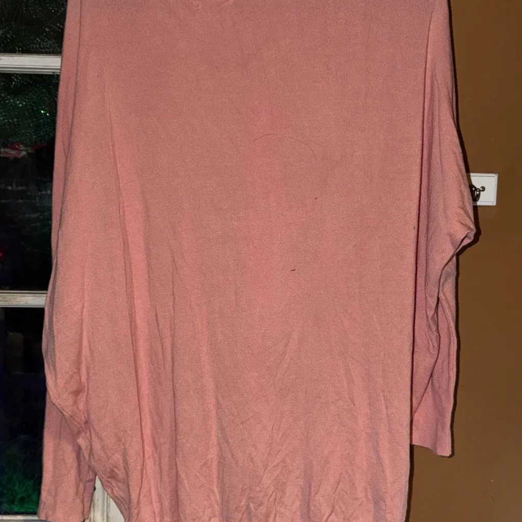 Moda Luxe Light Pink Women's Sweater hi lo with Pom Pom accent size medium - Image 11