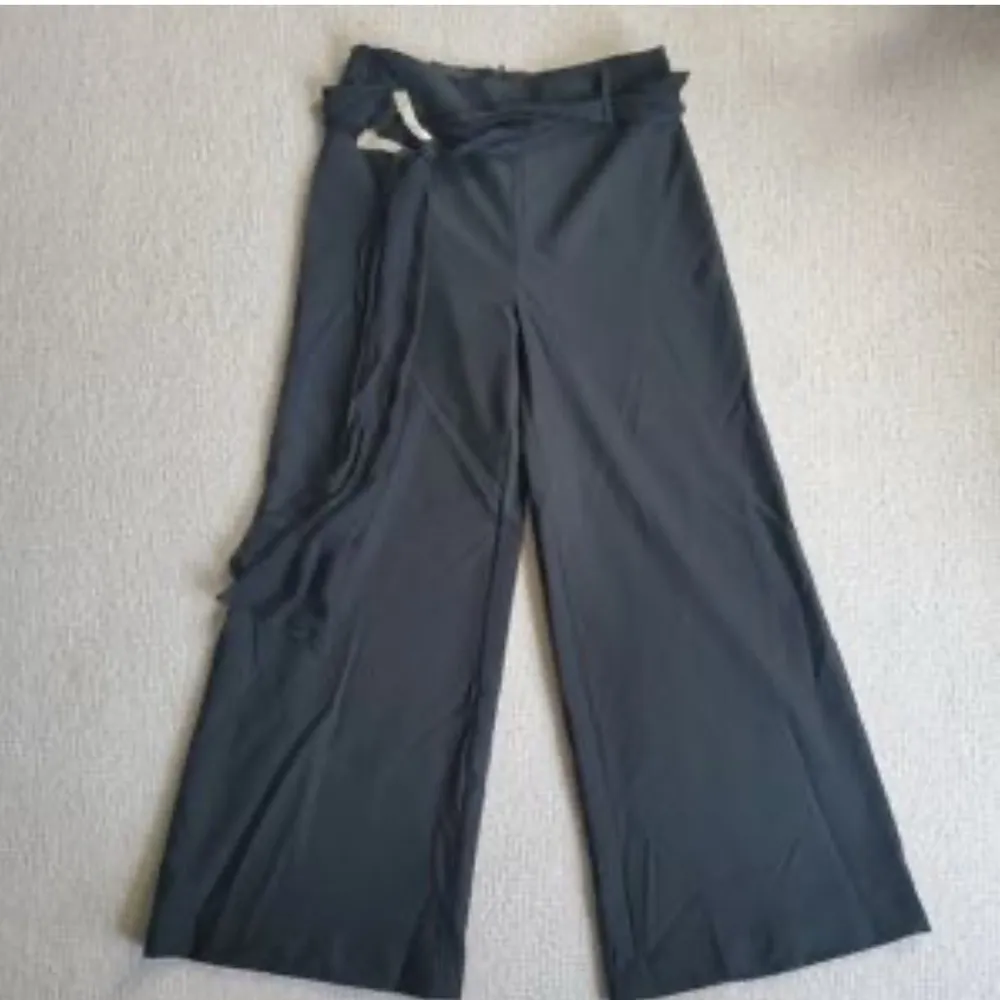 EUC SOLANGE BLACK PALAZZO PANTS W RHINESTONE BUCKLE SCARF BELT Size 6 - Image 6