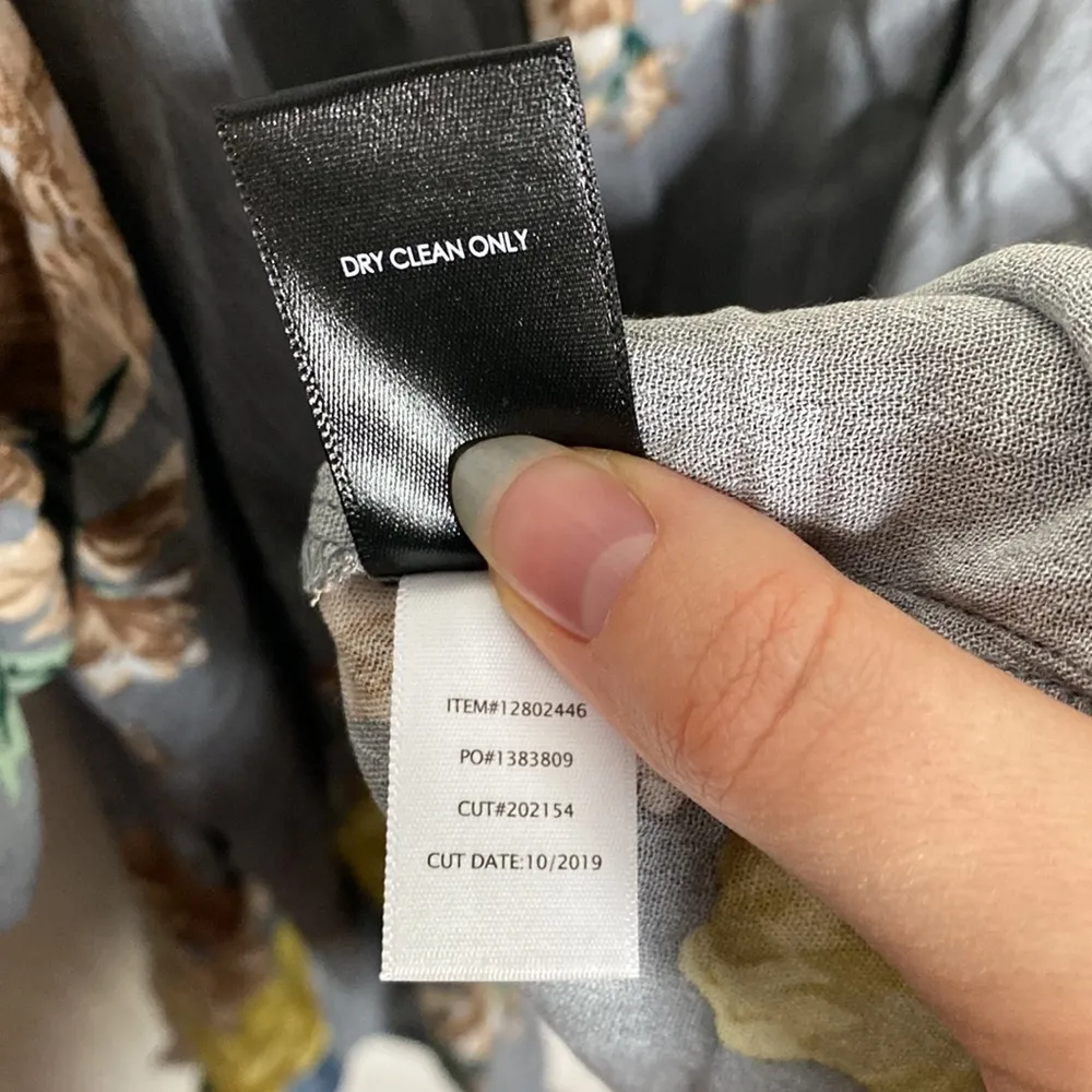 Torrid stone grey crinkled gauze cold shoulder floral blouse - Image 13