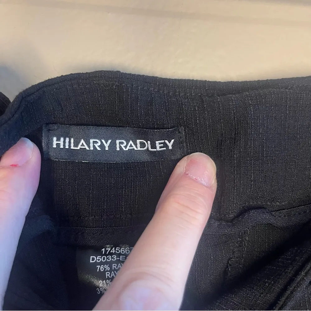 Elevate your summer style with these classic black Hilary Radley shorts Size LG - Image 3