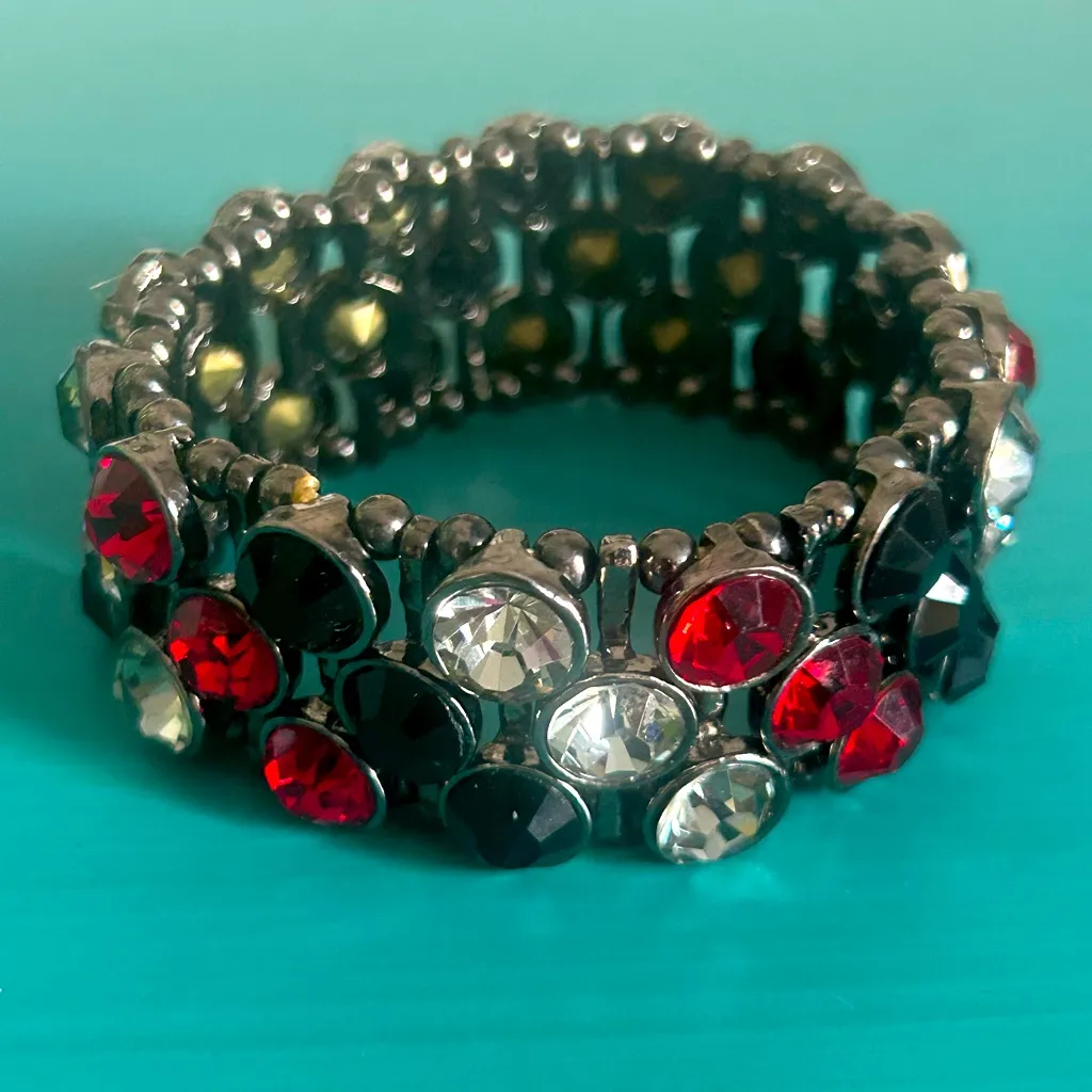 Statement Clear Red and Black Faceted Round Crystal Gunmetal Stretch Bracelet - Image 4