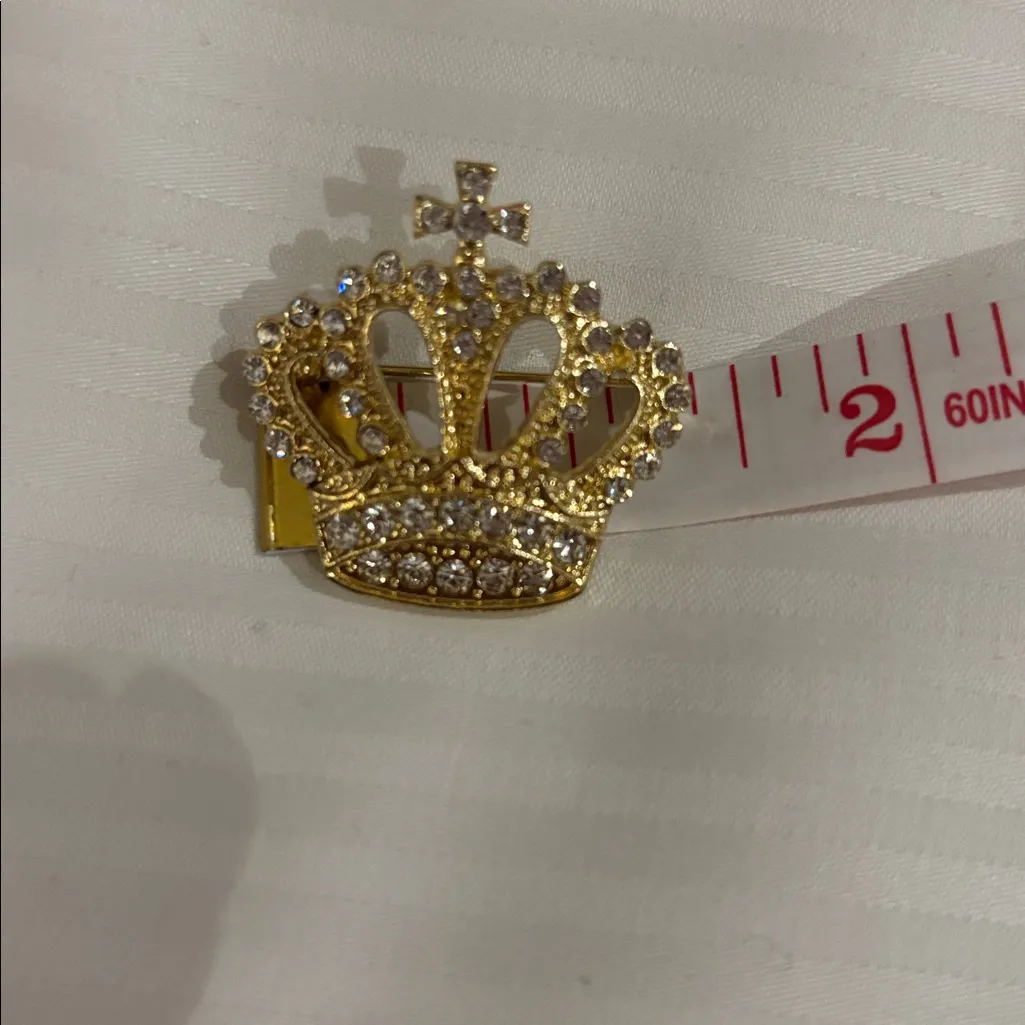 GOLD TONED CROWN BROOCH WITH RHINESTONES 1.5” IN SIZE NO BRAND REGAL AND GRAND - Image 9