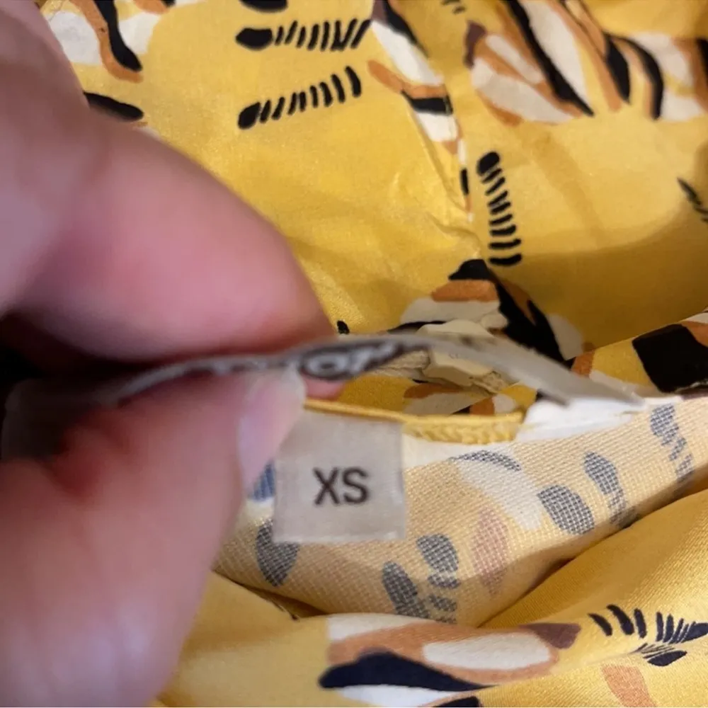 Tucker Yellow Giraffe Print Silk Joggers Size XS - Image 5