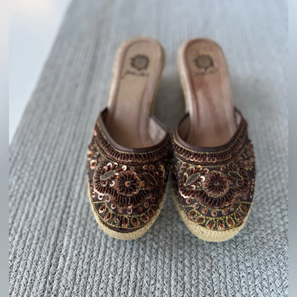 Yellow Box KINA Brown Metallic Sequin Beaded Embellished Mules Wedges Sz 7.5 - Image 2