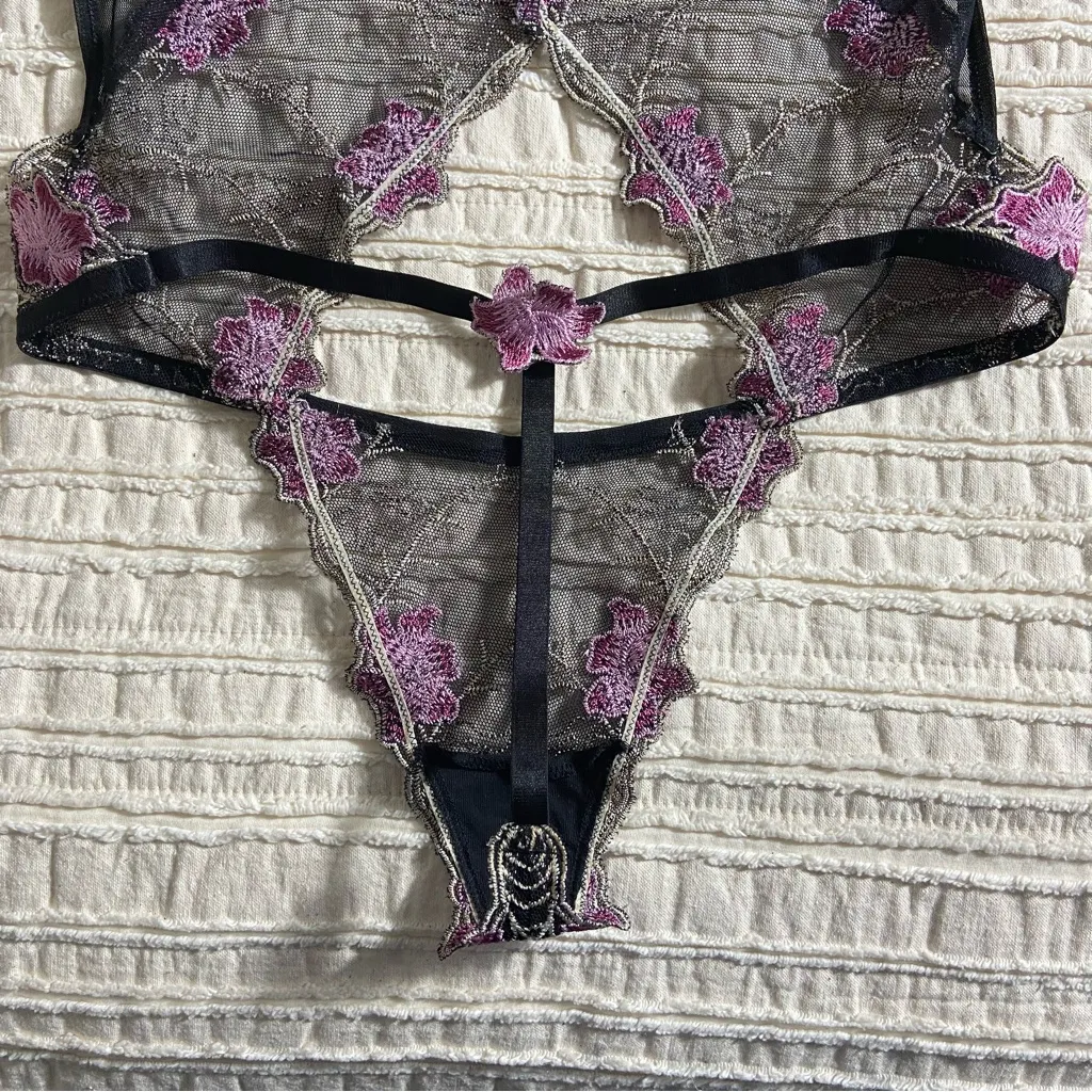 Frederick’s Y2K Vtg Pink Embroidered Flowers & Black Lace Cutout Bodysuit - Image 7