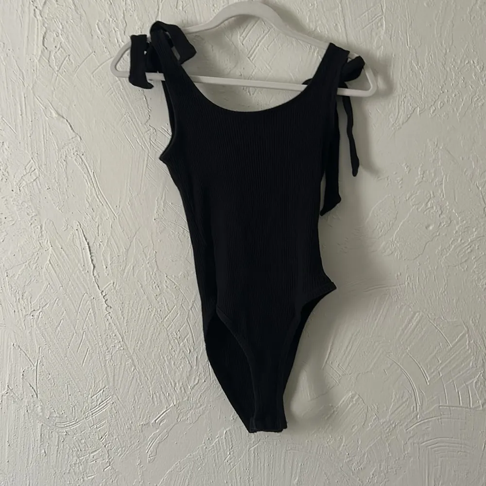 Ribbed black bodysuit w/ adjustable tie strap bows - Image 3