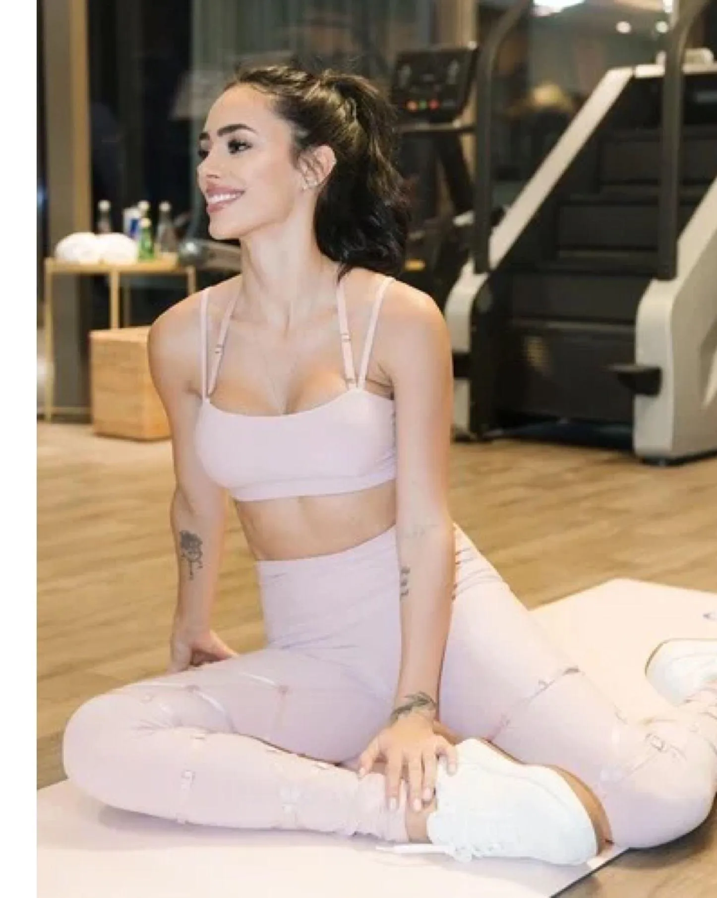 Alo Yoga Alosoft Spotlight Bra Ballet Pink S - Image 8