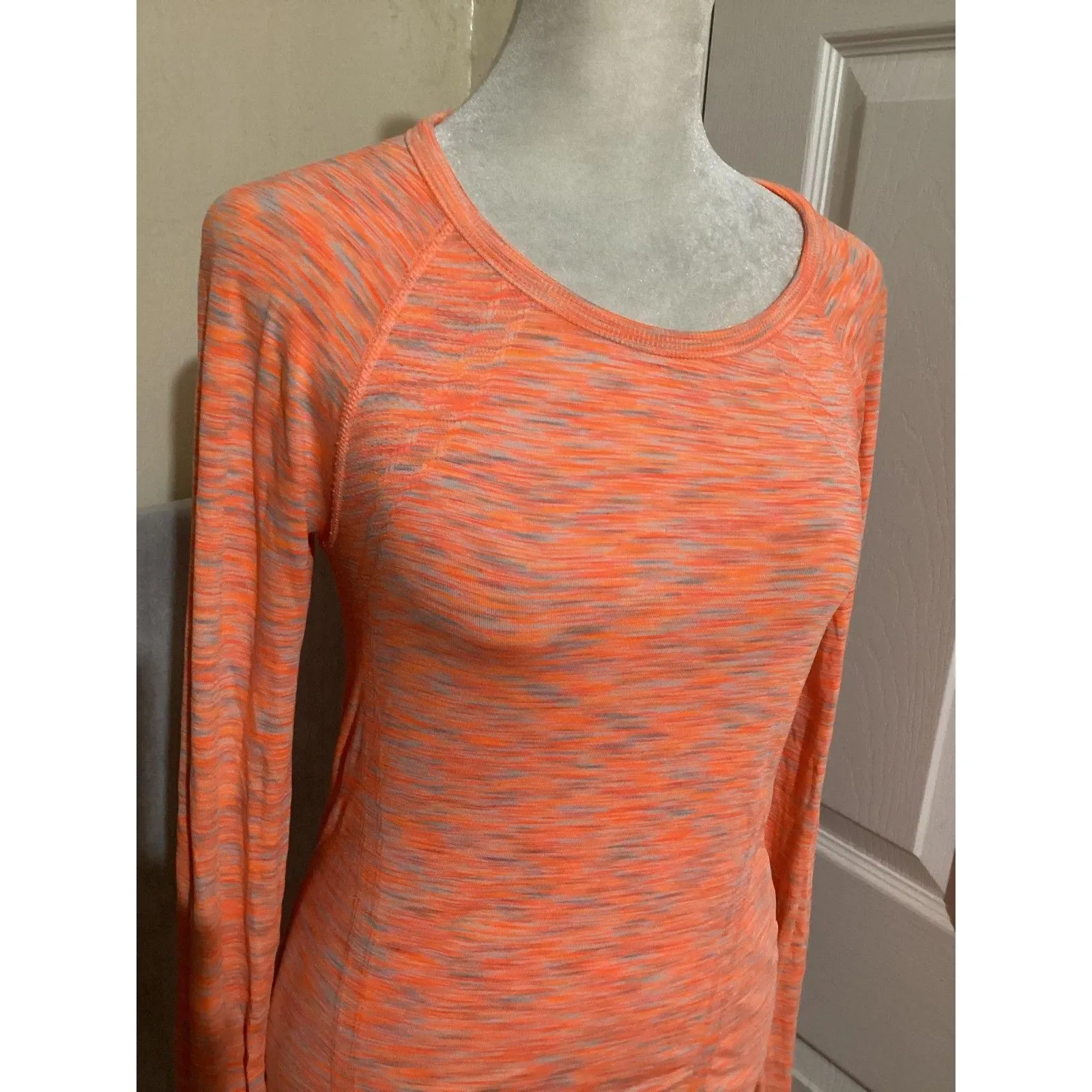 Athleta Shirt Womens XS Orange Heather Long Sleeve Ruched Thumbholes Raglan - Image 2