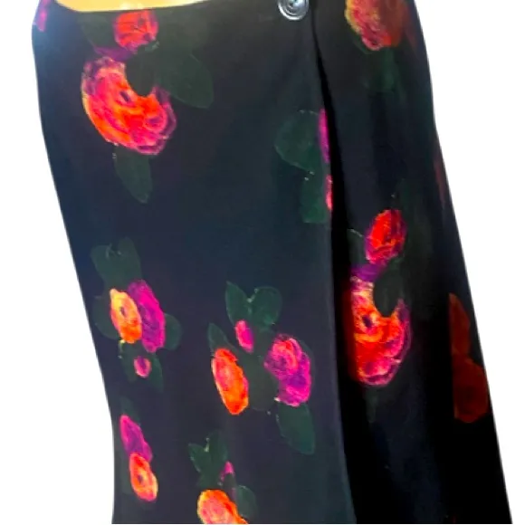 from the 80s/90sVintage Ungaro Paris Silk Wrap Skirt
Hand - Image 6
