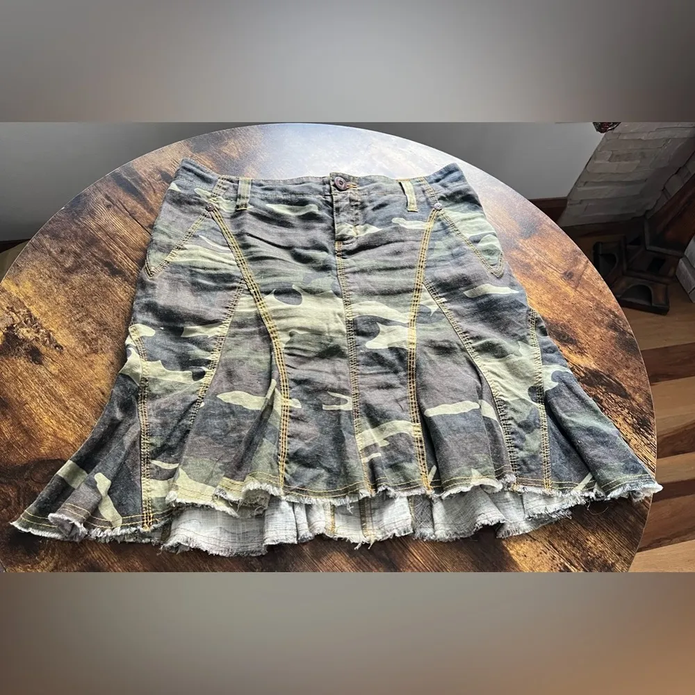 Joie  California | ladies linen camouflage skirt. Size: 4. - Image 9