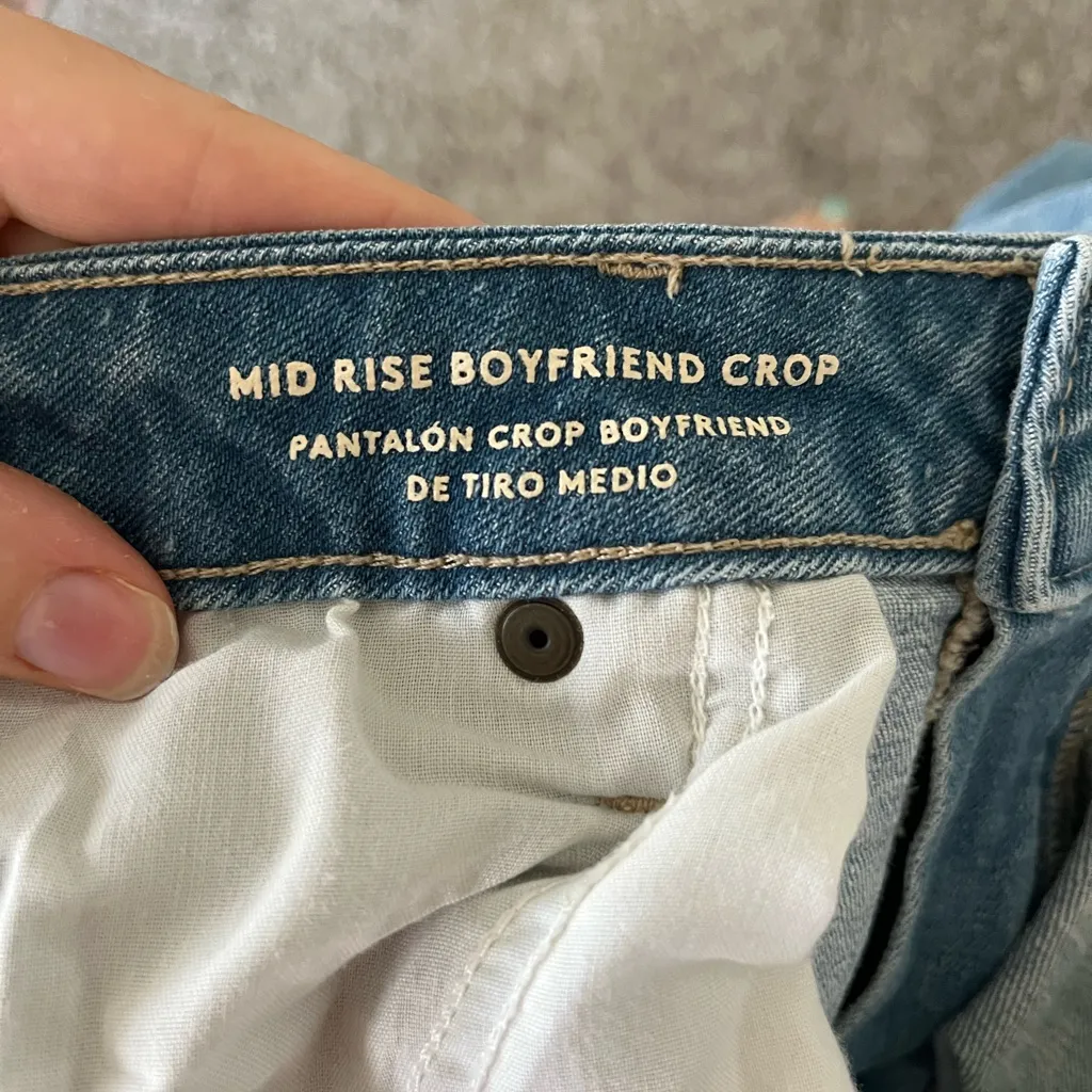 Universal Thread Medium Light Boyfriend Distressed Midrise Crop Women’s Size 16 - Image 9