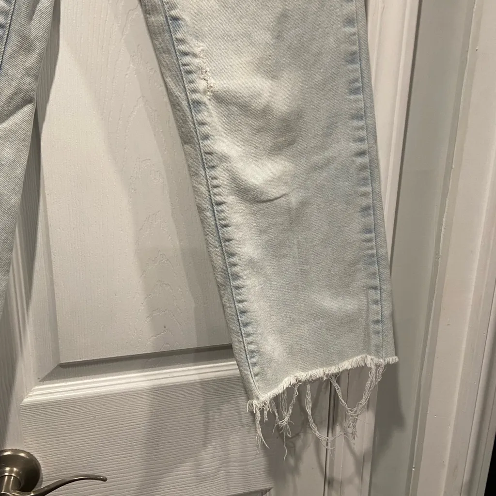 Kensie Size 4 Straight Leg High Rise Slim Fit Light Wash Raw Hem Denim Jeans - Image 5