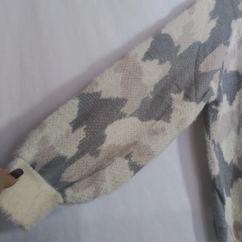 Umgee Pullover Camouflage Camo Gray Cream Soft Fuzzy Sweater Size XL NWT - Image 7