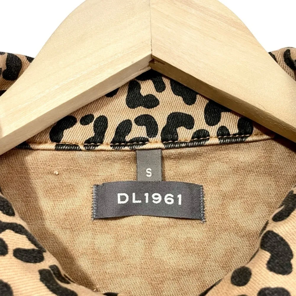 DL1961 Clyde Cropped Leopard Raw Hem Denim Trucker Jacket - Image 2