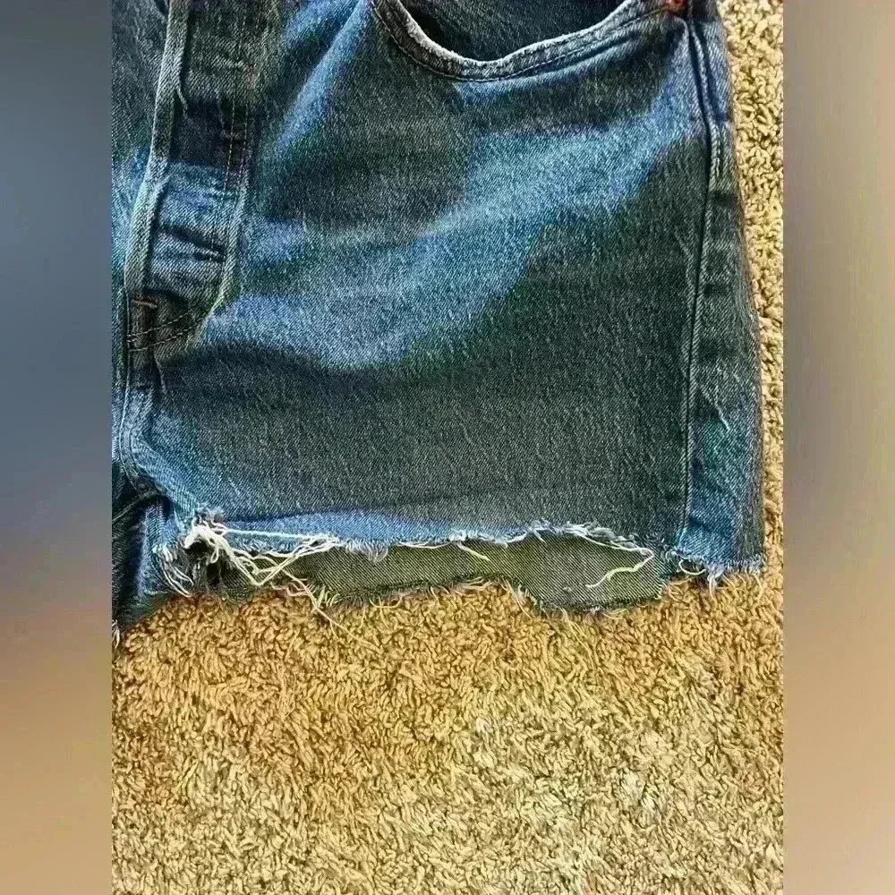 Levi’s 501 Cut off jean shorts Torn up bottom Levi’s 31 waist - Image 5