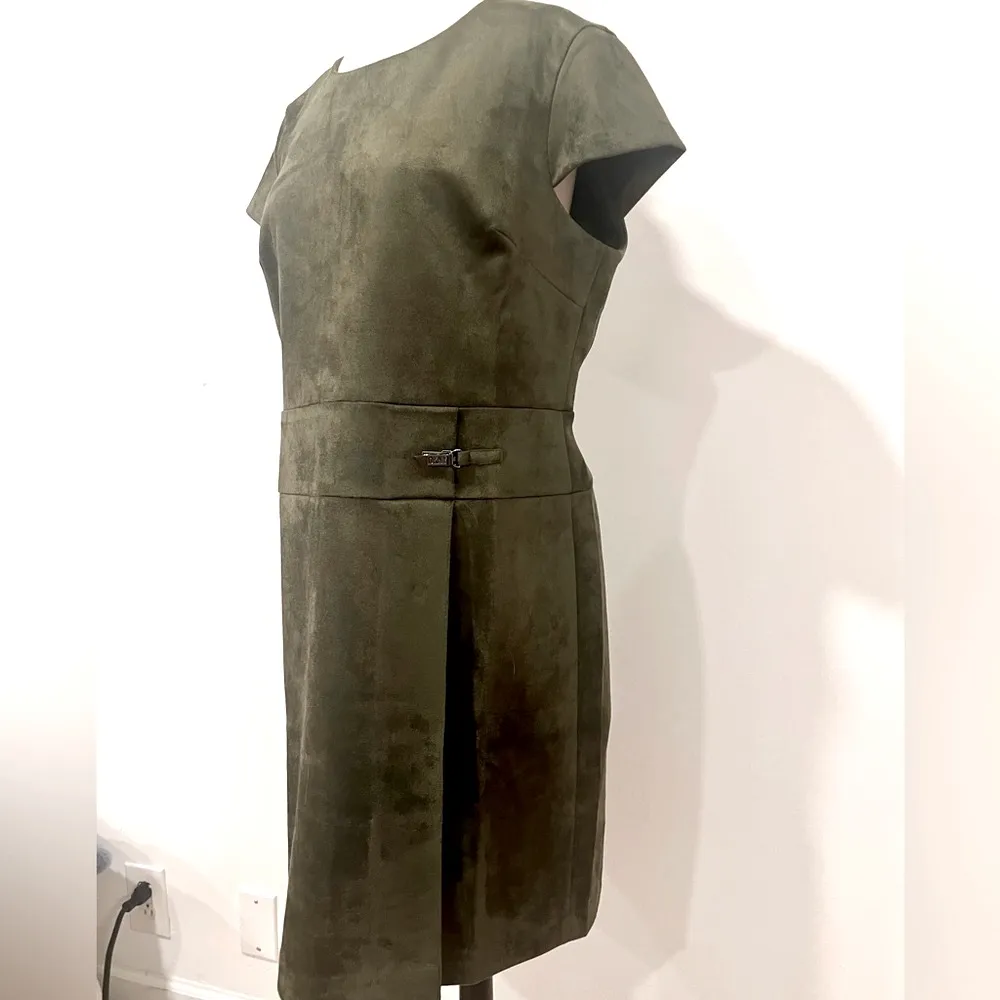 DKNY Green Faux Suede Shortsleeved Above The Knee Buckle Side Slit Dress Size 14 - Image 4