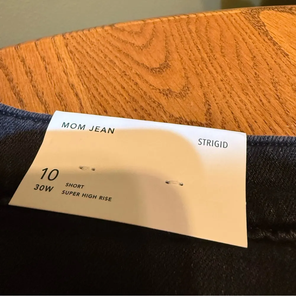 American Eagle  Mom Jean Distressed Knee Size 10 Short - Image 7