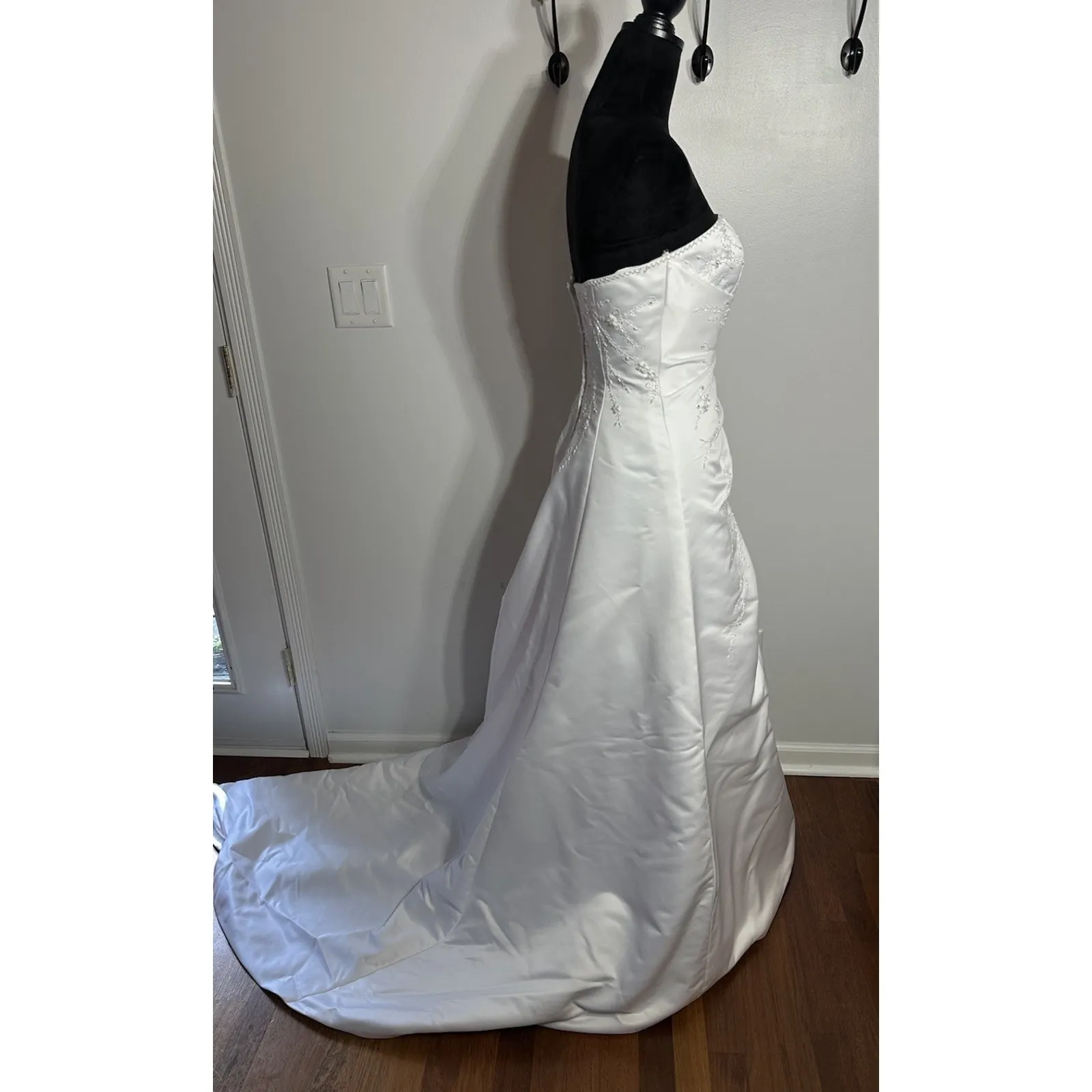 VINTAGE David's Bridal Michelangelo Beaded Wedding Dress Fit&Flare White Size 8 - Image 2