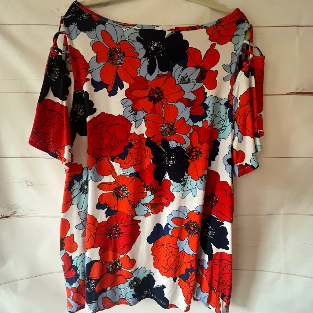 Red & Blue Floral Cold Shoulder Top with splits in sleeves size3X - Image 2