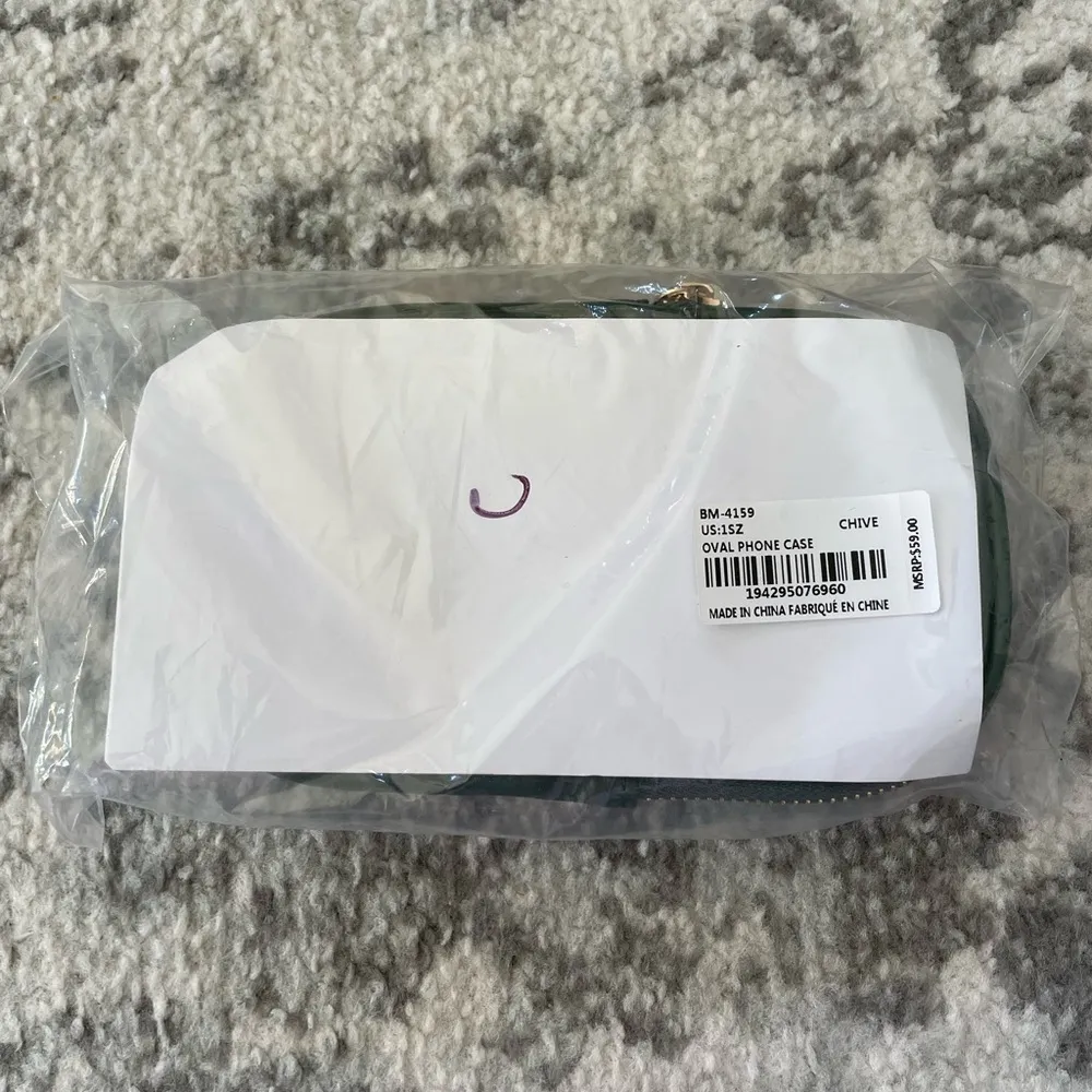 Badgley Mischka Diamond Quilted Oval Crossbody Phone Case in chive NWT - Image 3